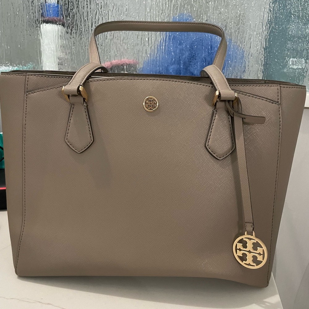 Tory burch Robinson Leather tote (Like New!)